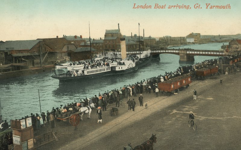 Paddelångare från London anländer till Great Yarmouth, Norfolk (foto) av English Photographer