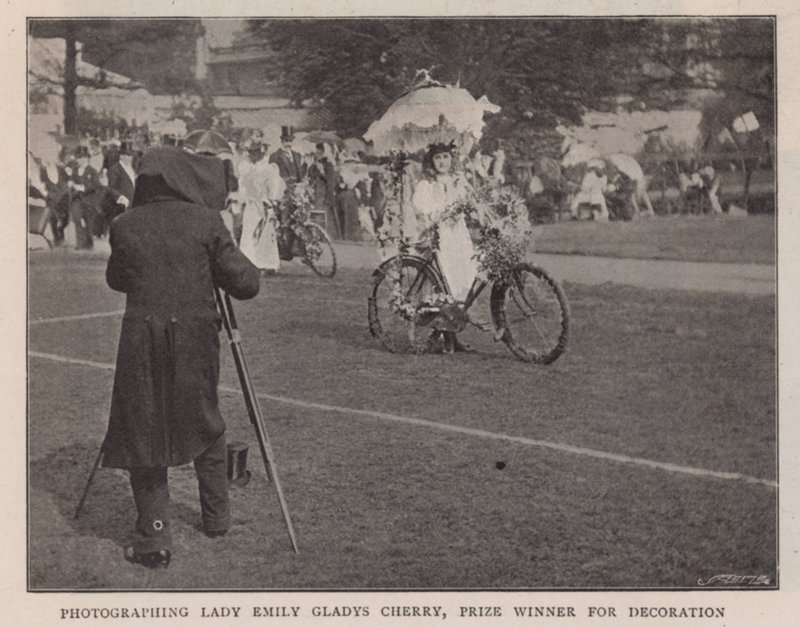 Fotograferar Lady Emily Gladys Cherry, pristagare för dekoration av English Photographer