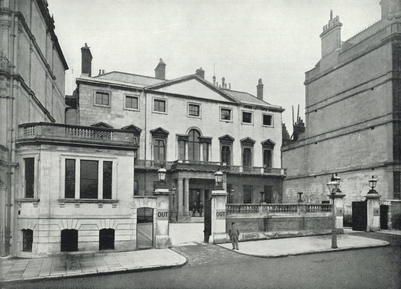 Piccadilly, Naval and Military Club (s/v foto) av English Photographer