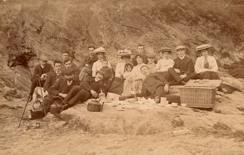 Picknick med te på stranden (svartvitt foto) av English Photographer