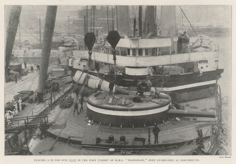 Placera en 67-tons pistol (13,5) i förtornet på HMS Trafalgar, Port Guard-Ship i Portsmouth av English Photographer