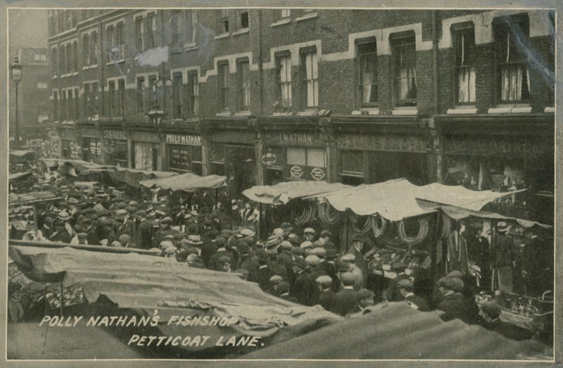 Polly Nathans fiskaffär, Petticoat Lane, London av English Photographer