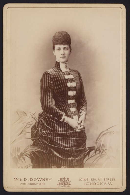 Porträtt, Alexandra av Danmark, gift med prins Albert Edward, senare kung Edward VII (s/v foto) av English Photographer