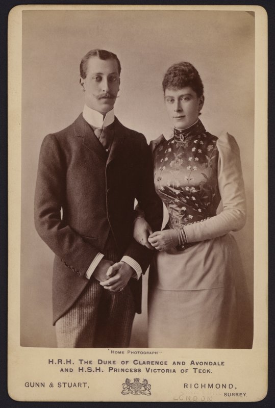 Porträtt, prins Albert Victor, äldste son till kung Edward VII, och prinsessan Mary av Teck (s/v foto) av English Photographer