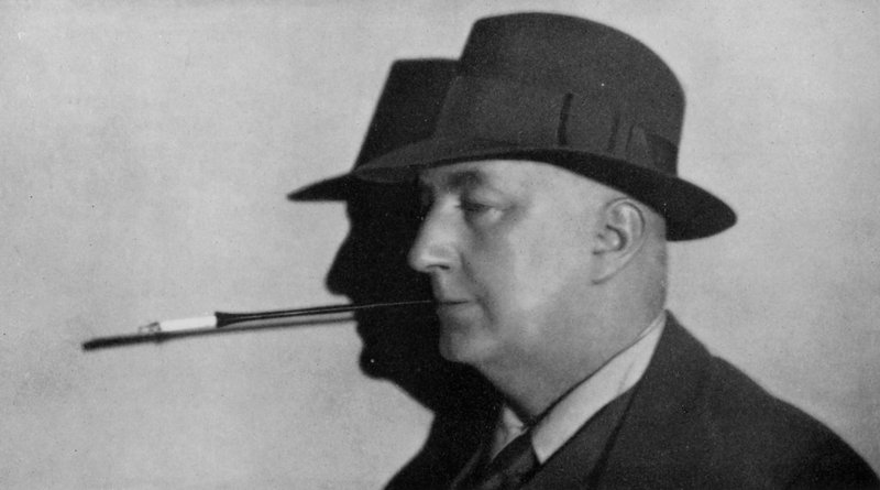 Porträtt av Edgar Wallace, bär hatt och röker cigarett i cigaretthållare (svartvitt foto) av English Photographer