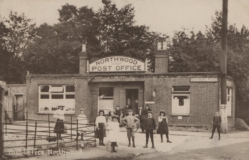 Postkontor, Northwood, London (svartvitt foto) av English Photographer
