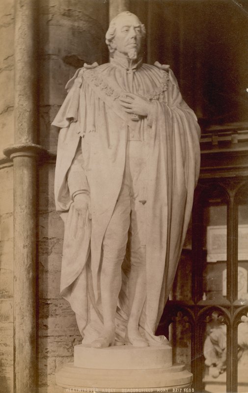 Vykort med en bild av en staty av Benjamin Disraeli av English Photographer