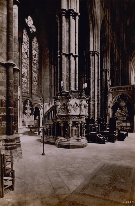 Vykort med en bild av det inre av Westminster Abbey av English Photographer