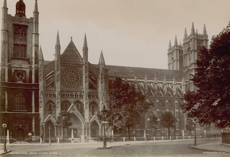 Vykort med en bild av norra sidan av Westminster Abbey av English Photographer