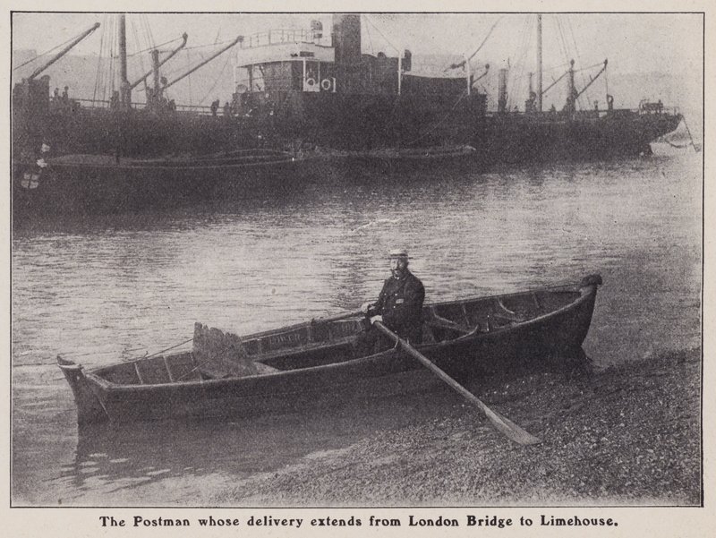 Brevbärare vars leverans sträcker sig från London Bridge till Limehouse i en båt på Themsen, London (s/v foto) av English Photographer