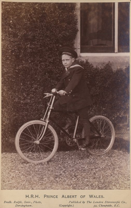 Prins Albert av Wales poserar bara en cykel av English Photographer
