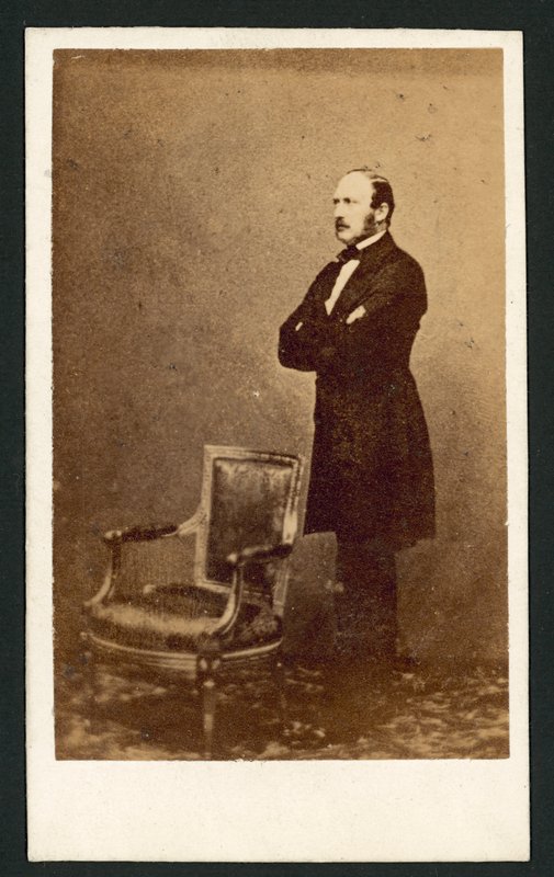 Prins Albert, stående bakom en stol (s/v foto) av English Photographer