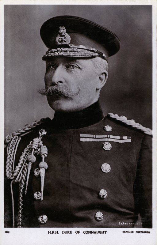 Prins Arthur, hertig av Connaught, tredje son till drottning Victoria och prins Albert (s/v foto) av English Photographer