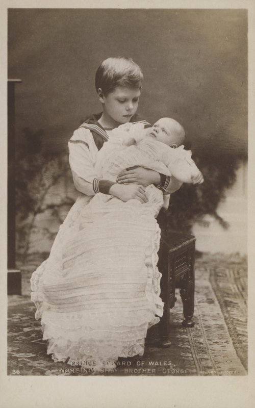Prins Edward av Wales, ammar sin lillebror George (s/v-foto) av English Photographer