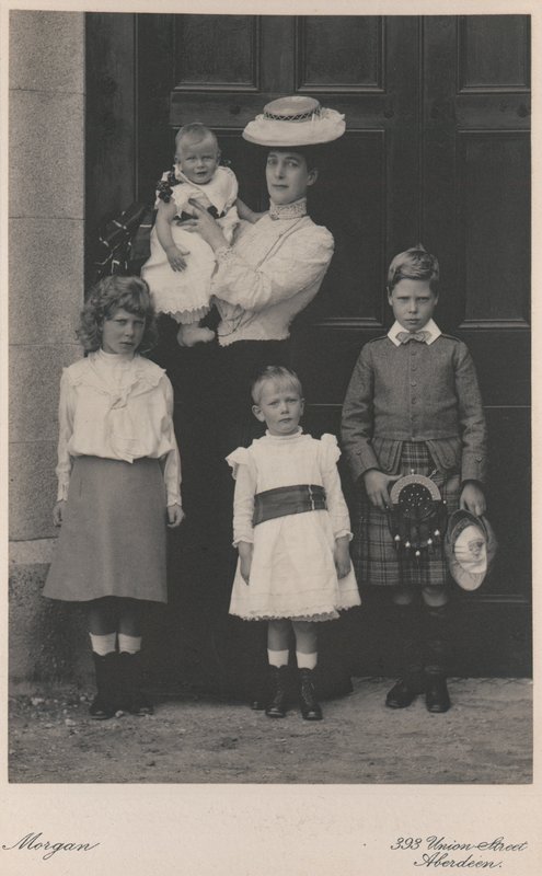 Prinsessan Alexandra på bild med fyra av sina barn av English Photographer