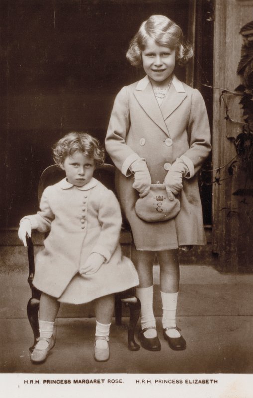 Prinsessan Elizabeth (senare drottning Elizabeth II) och prinsessan Margaret (svartvitt foto) av English Photographer