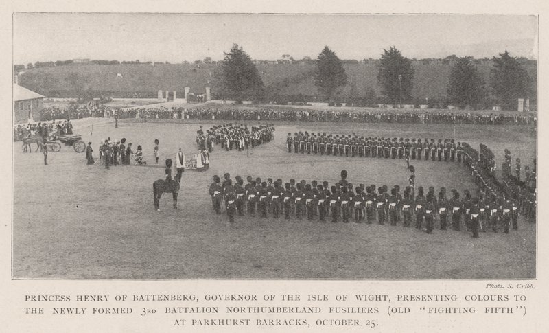 Prinsessan Henry av Battenberg, guvernör på Isle of Wight, presenterar Colors till den nybildade 3:e bataljonen Northumberland Fusiliers (Old Fighting Fifth) på Parkhurst Barracks, 25 oktober (bw ph) av English Photographer