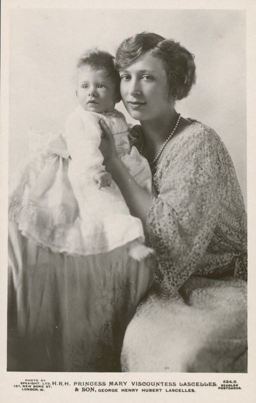 Prinsessan Mary, Viscountess Lascelles, med sin äldsta son, George (s/v foto) av English Photographer
