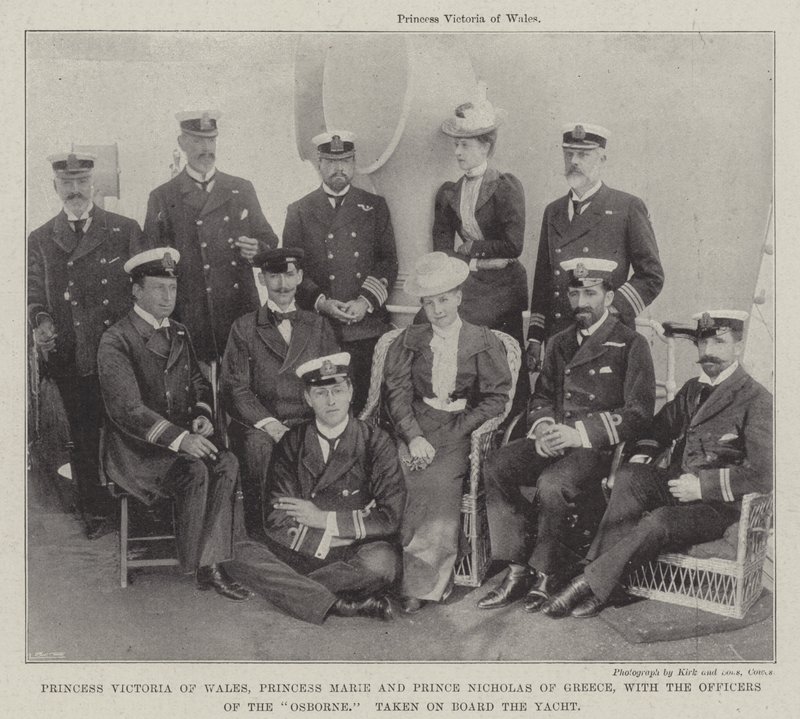 Prinsessan Victoria av Wales, prinsessan Marie och prins Nicholas av Grekland, med officerarna från Osborne, ombord på yachten av English Photographer