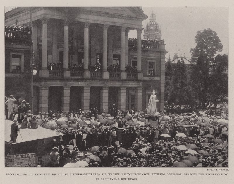 Kungörelse av kung Edward VII i Pietermaritzburg, Sir Walter Hely-Hutchinson, avgående guvernör, läser kungörelsen i parlamentsbyggnaderna av English Photographer