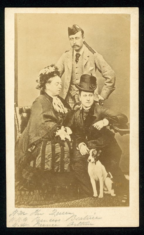 Drottning Victoria, prinsessan Beatrice och prins Arthur av English Photographer