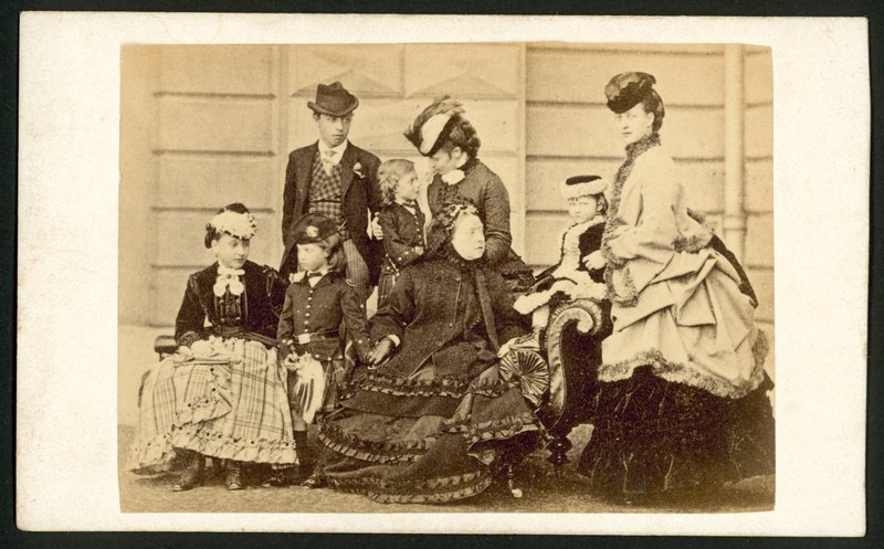Drottning Victoria och medlemmar av hennes familj av English Photographer