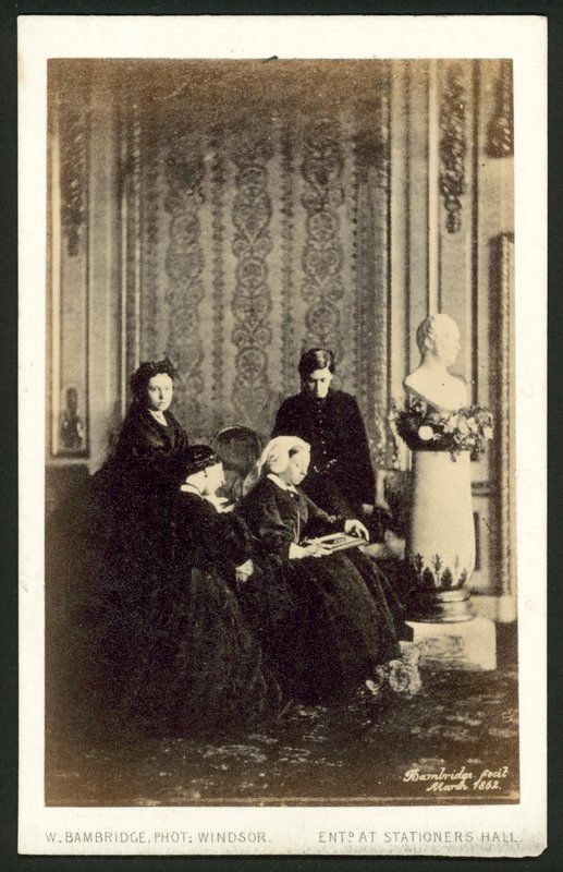 Drottning Victoria och medlemmar av hennes familj av English Photographer