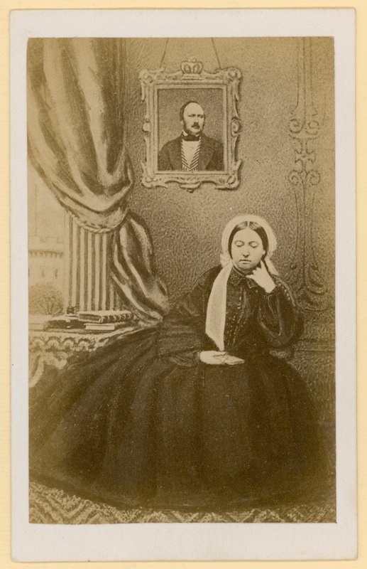 Drottning Victoria, när en änka, med ett porträtt av prinsgemalen bakom sig (s/v foto) av English Photographer