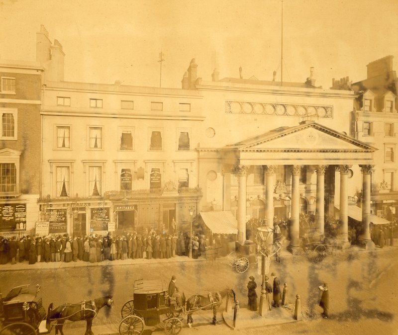 Kö på Haymarket 1895 för den första natten av Trilby med Tree i huvudrollen av English Photographer