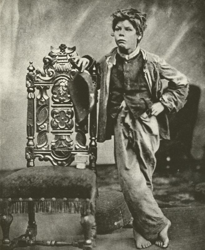 Trasig skolpojke 1860 (s/v foto) av English Photographer