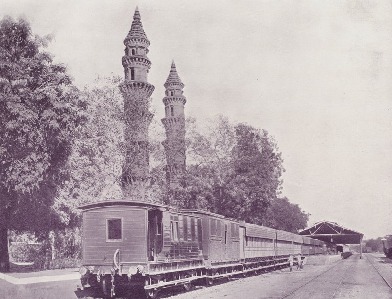 Järnvägsstation och minaretter, Ahmedabad av English Photographer