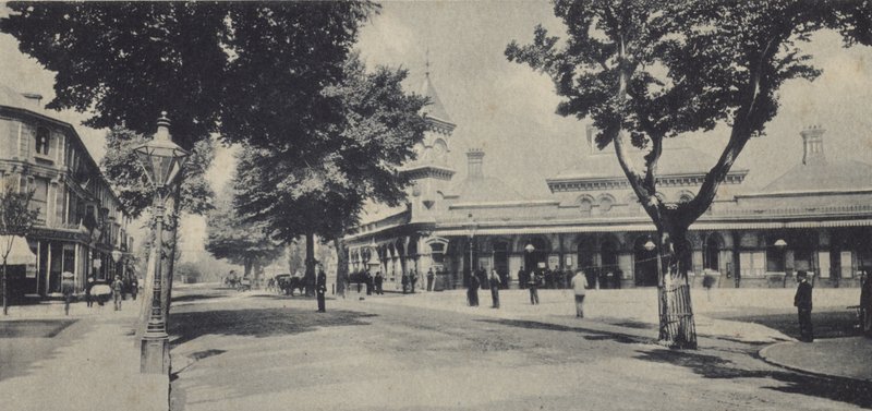 Järnvägsstation och Terminus Road i Eastbourne av English Photographer