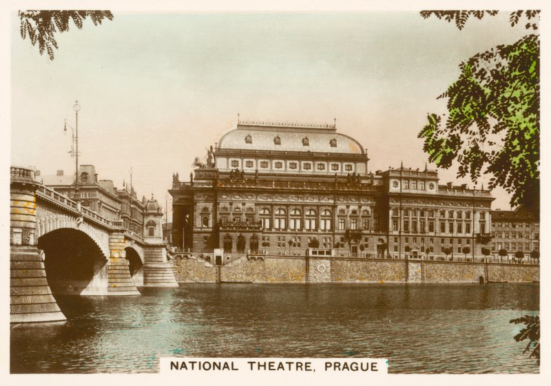 Verkliga fotografier, ca 1939: Nationalteatern, Prag (färgfoto) av English Photographer