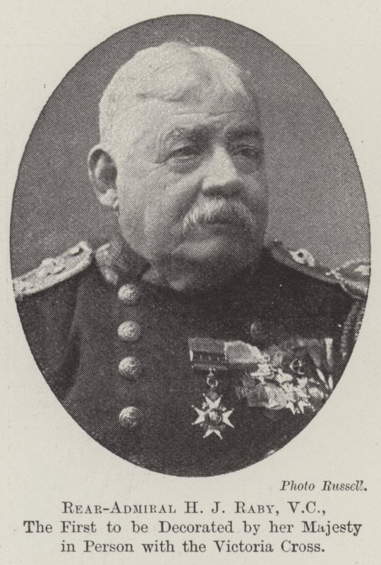 Konteramiral H J Raby, VC, den första som dekorerades av hennes majestät personligen med Victoria Cross av English Photographer