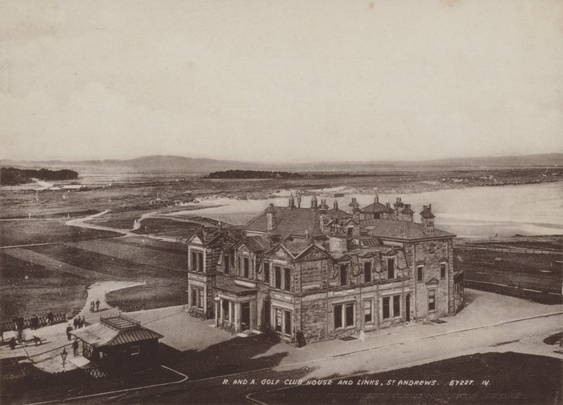 Royal and Ancient Golf Club House and Links, St Andrews av English Photographer