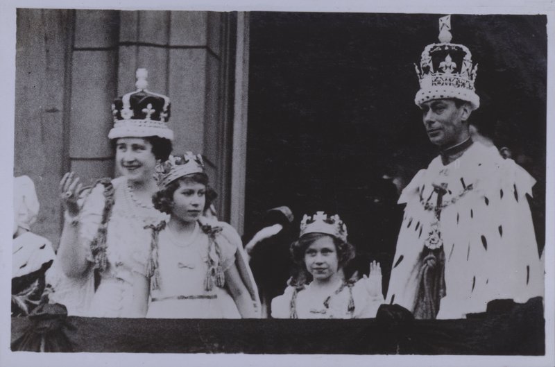 Kunglig familj, efter kröningen av kung George VI (s/v foto) av English Photographer