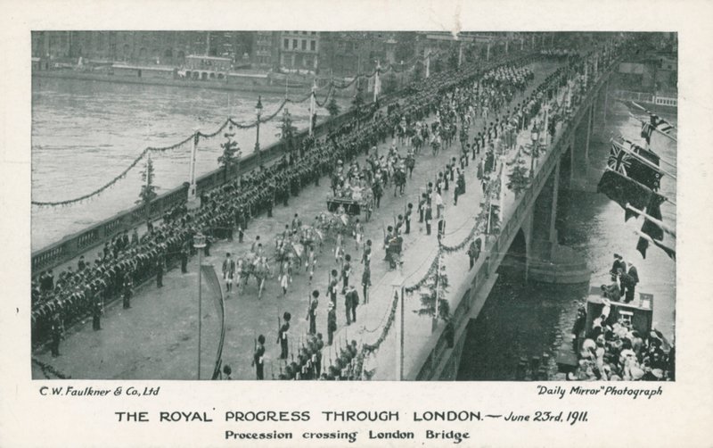 Kunglig procession som korsar London Bridge av English Photographer