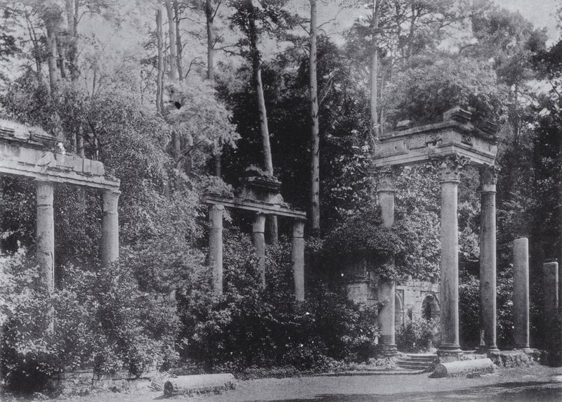 Ruiner vid Virginia Water, Windsor (s/v foto) av English Photographer