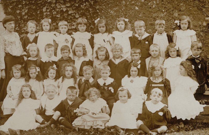 Skolbarn, Norfolk, tidigt 1900-tal (s/v foto) av English Photographer