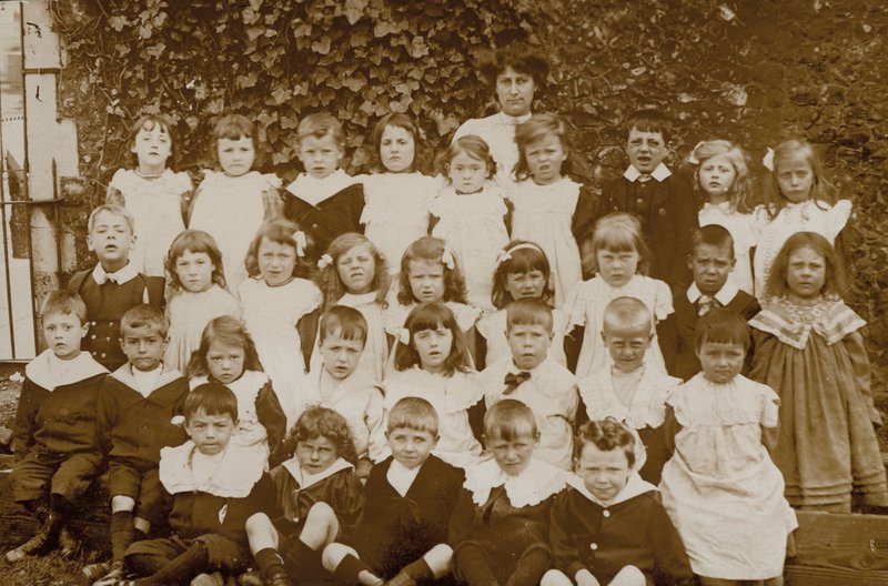 Skolbarn, Norfolk, tidigt 1900-tal (svartvitt foto) av English Photographer