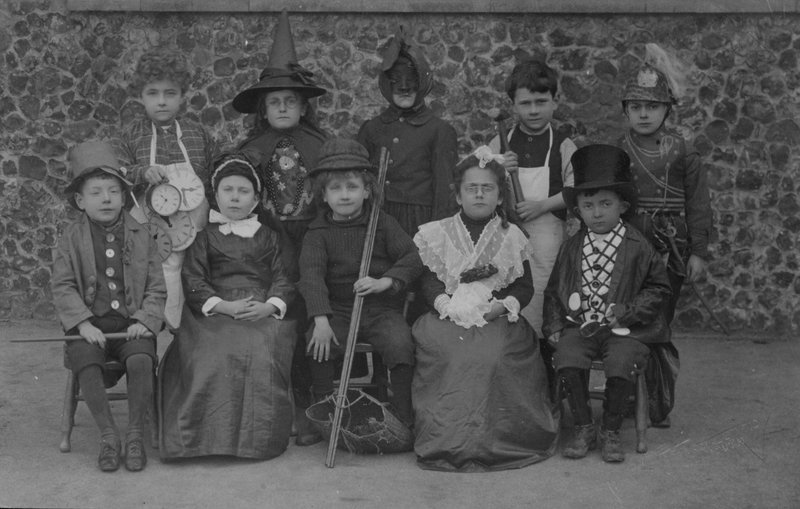 Skolbarn, Norfolk, i finklänning tidigt 1900-tal (s/v foto) av English Photographer
