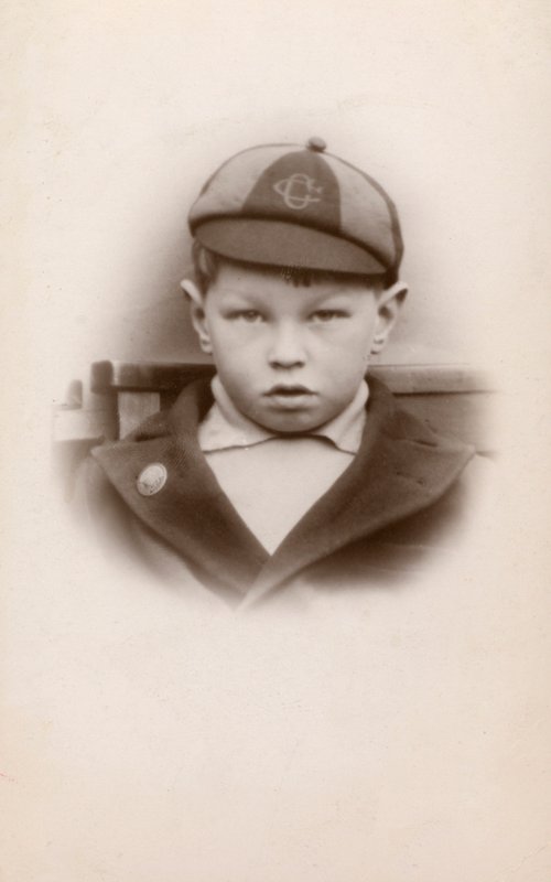 Skolpojke i uniform (s/v foto) av English Photographer