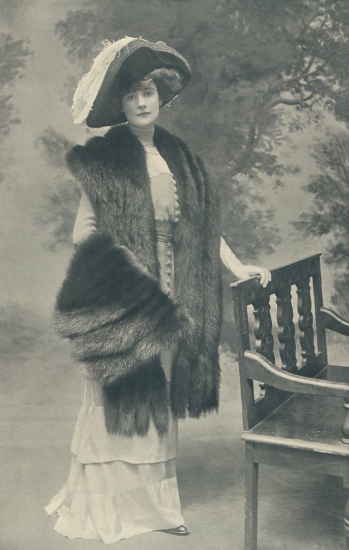 Formad skunkstole, mycket bred, med matchande muff (svartvitt foto) av English Photographer