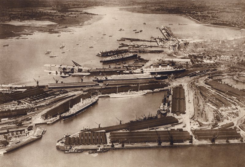 Southampton Docks från luften (svartvitt foto) av English Photographer