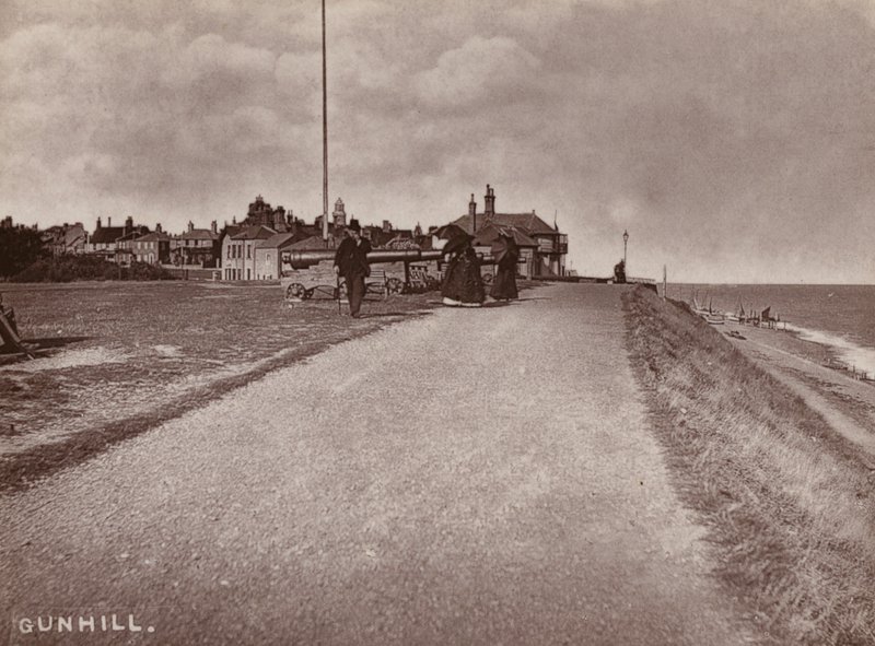 Southwold: Gunhill (s/v foto) av English Photographer