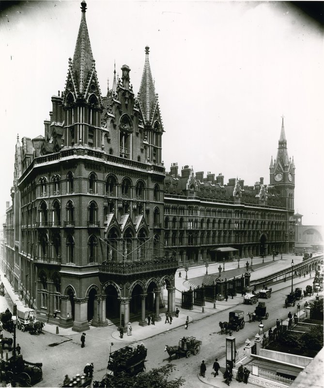 St Pancras järnvägsstation; fotografi från april 1899 av English Photographer