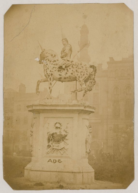 Staty av kung George I, Leicester Square, London; foto taget 1866 av English Photographer