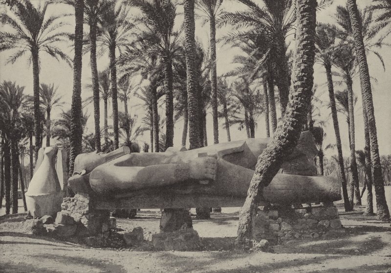 Staty av Ramses II, liggande i staden som Jeremia sa att skulle vara utan invånare av English Photographer
