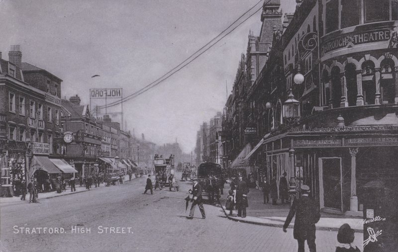 Stratford, High Street, med Borough Theatre (s/v foto) av English Photographer