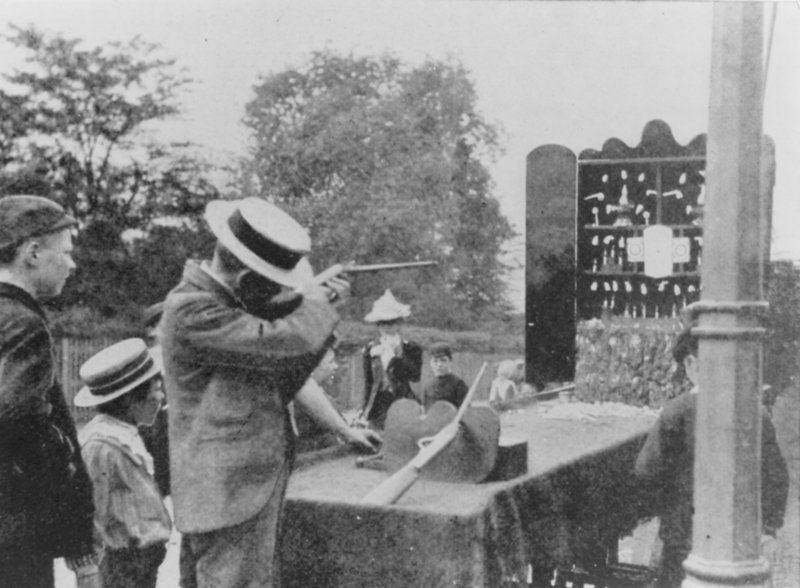 Gatuskjutbana 1902 av English Photographer